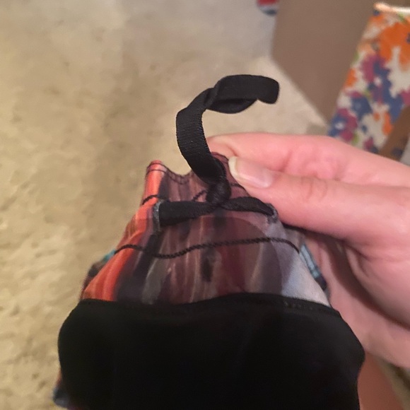 Lululemon HOTTY HOTS lined shorts SIZE 6. 2.5 inseam - Picture 4 of 5